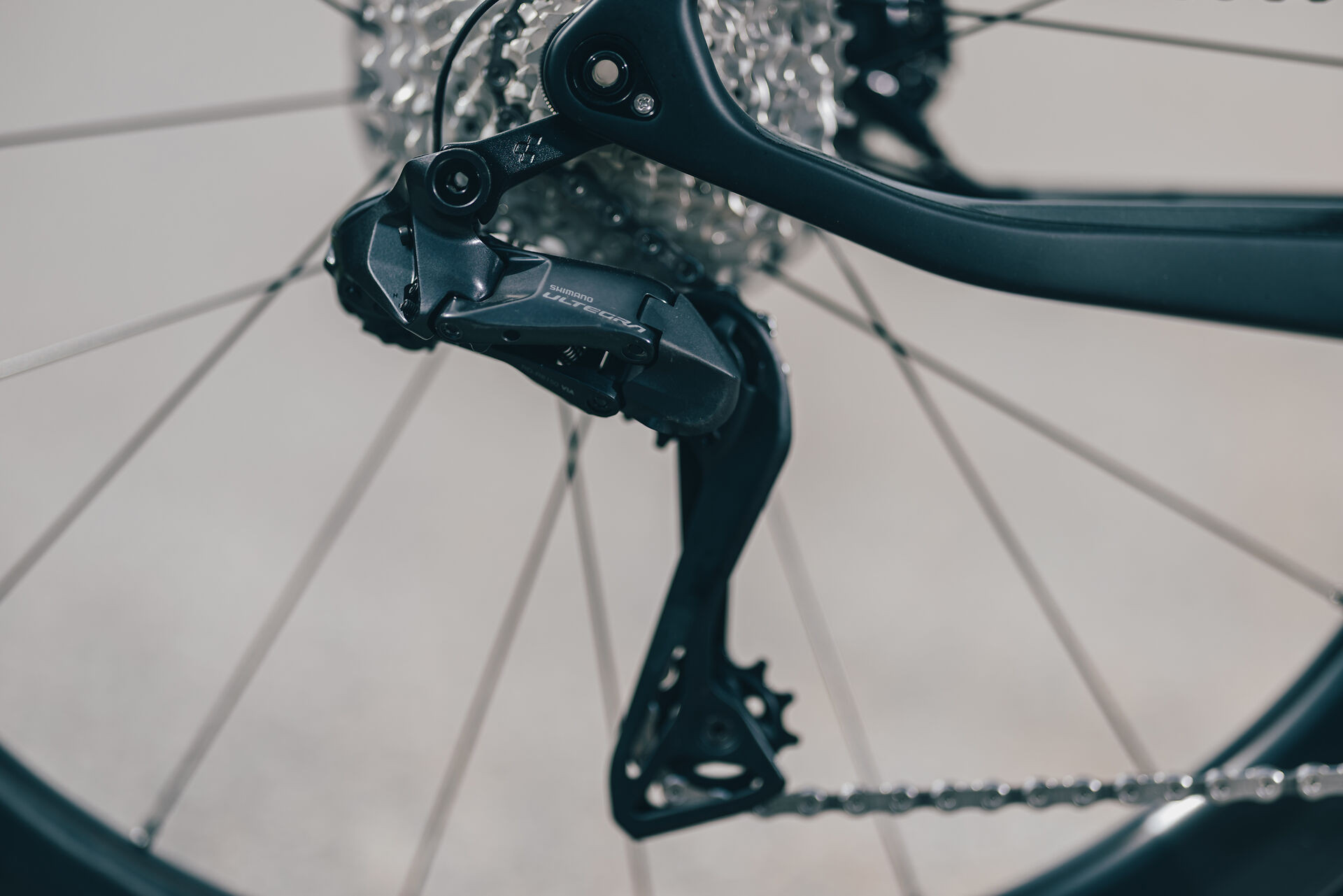 Cube Agree C:62 PRO Blackline zadnji menjalnik Ultegra Di2 slikan zunaj na cesti