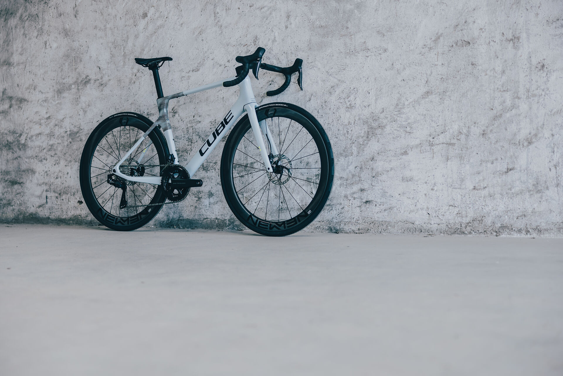 Cube Agree C:62 Race celotno kolo slikano v hali ob beli steni