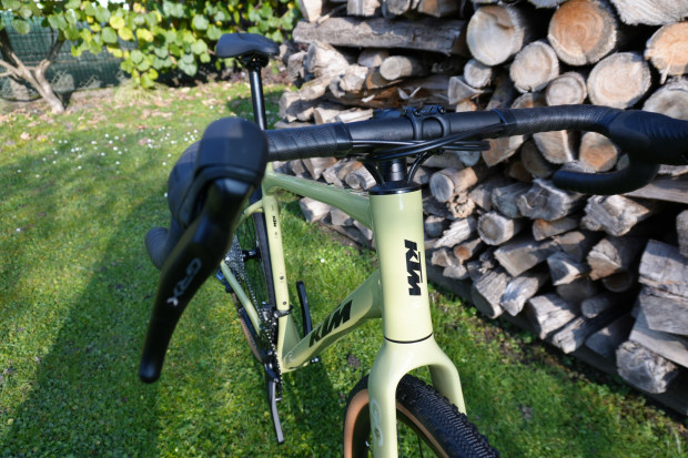 Cube vs. KTM: Naj ponudba gravel koles v rangu 1.600eur