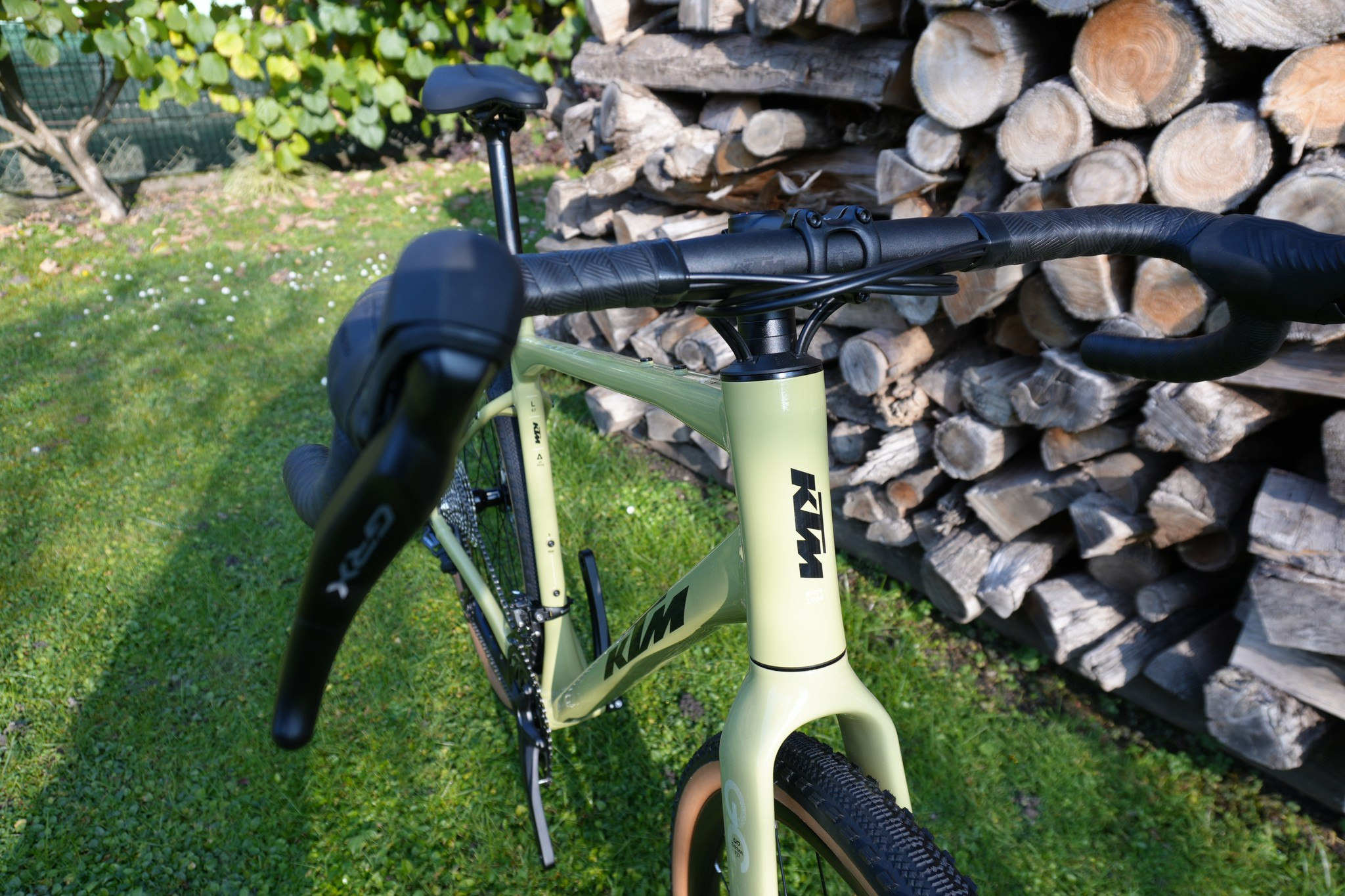 KTM Gravelator 10 KTM Gravelator nas je navdušil takoj, ko smo ga dobili v roke. Odlično kolo za odličen denar.