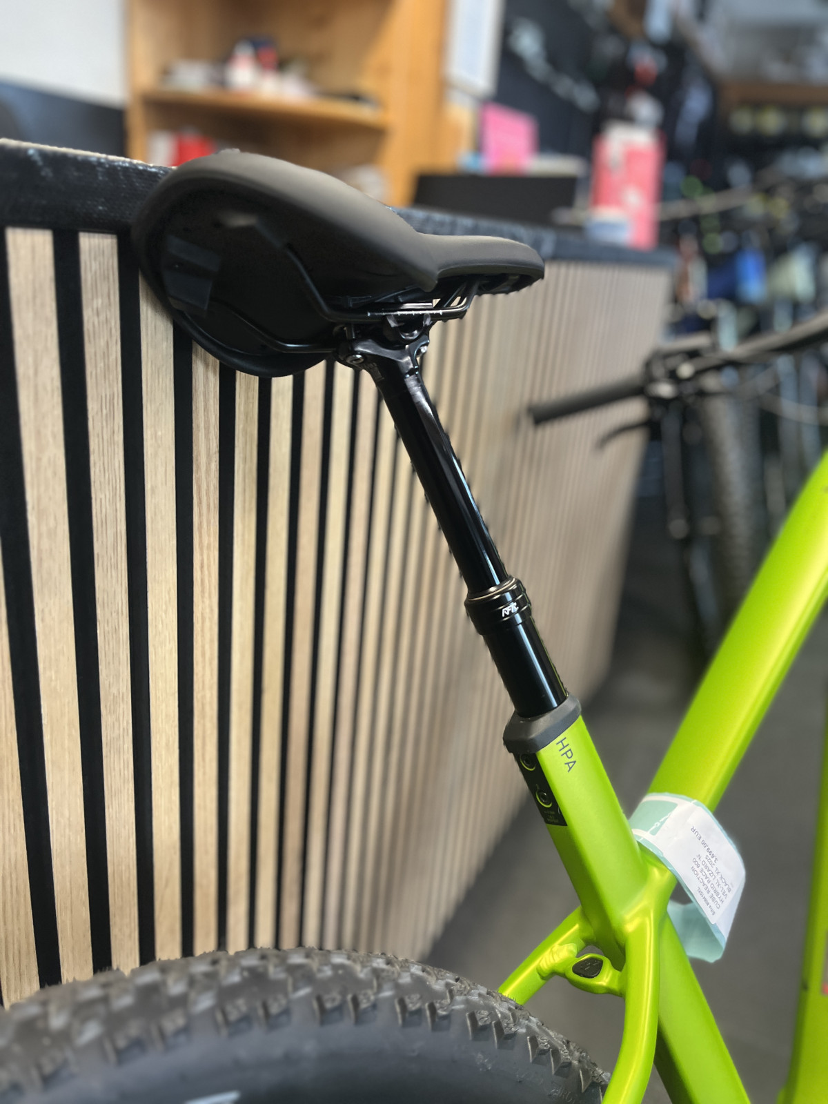 Popolnoma dvignjena potopna sedežna opora za optimalno vrtenje pedal.