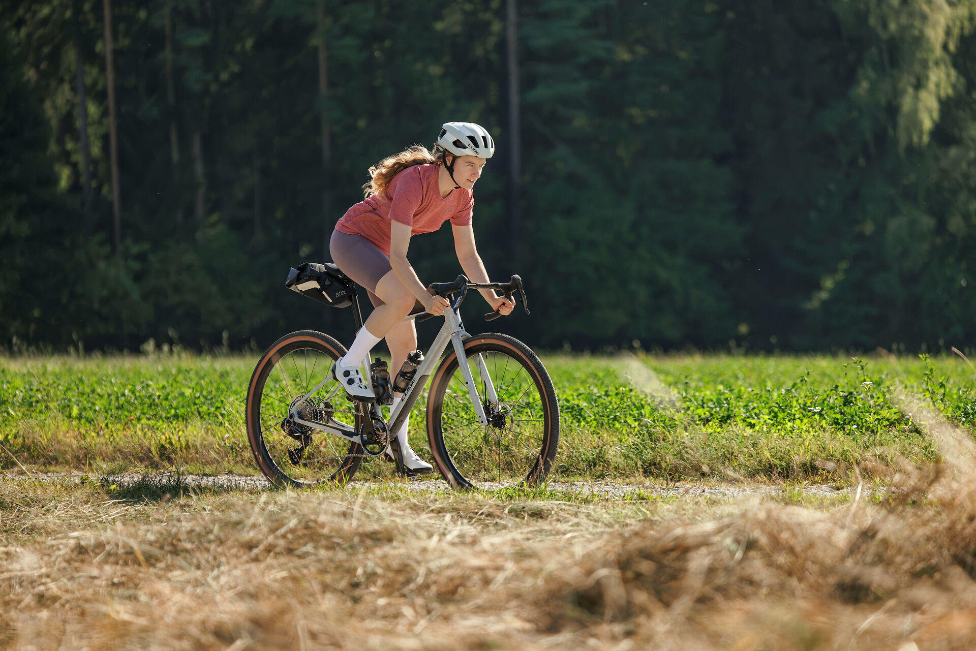 Gravel kolo Cube Nuroad iz modelnega leta 2027 na makadamski poti