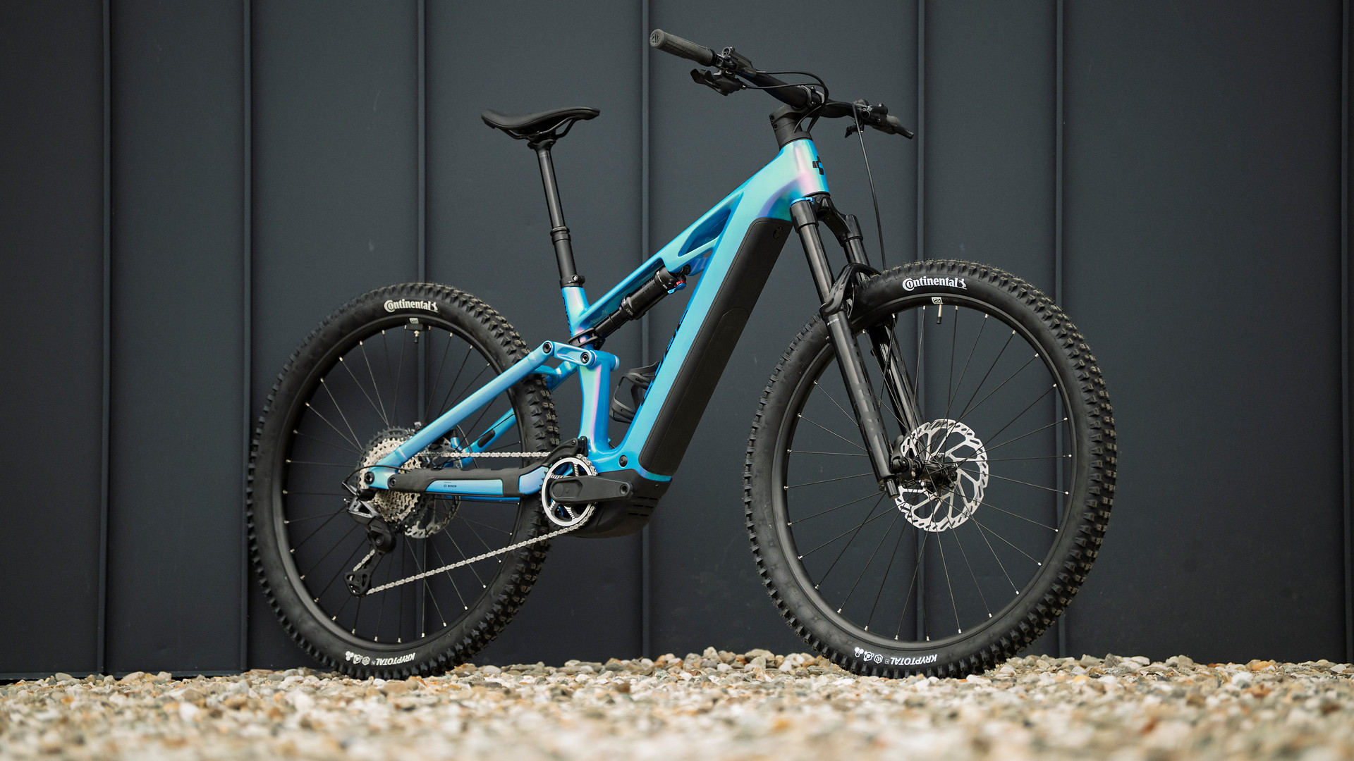 Bosch Powertube baterija je na večinih Cube koles skrita na spodnji strani okvirja Bosch Powertube baterija skrita pod pokrovom na okvirju električnega kolesa Cube Stereo Hybrid