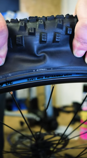 Kako najlažje zamenjati zračnico na kolesu? (Trik, ki ga pozna premalo kolesarjev)