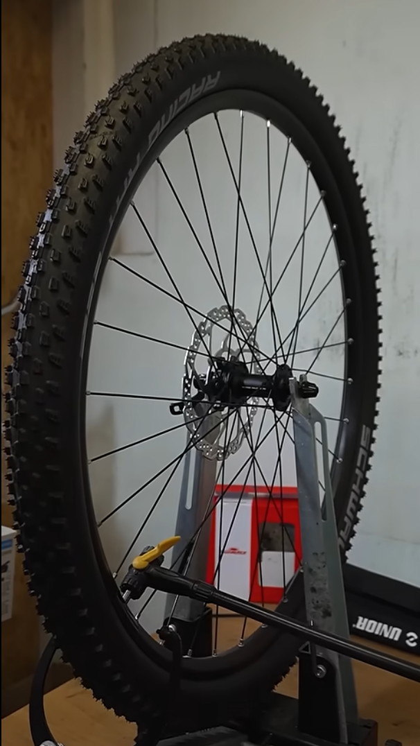 Priporočen tlak pri kolesarskih pnevmatika je povezan s širino. Širša kot je guma, nižji je lahko tlak, in obratno. Pri pumpanju zračnice s kolesarsko tlačilko je priporočen tlak pri kolesarskih pnevmatikah povezan s širino. Širša kot je guma, nižji je lahko tlak, in obratno.