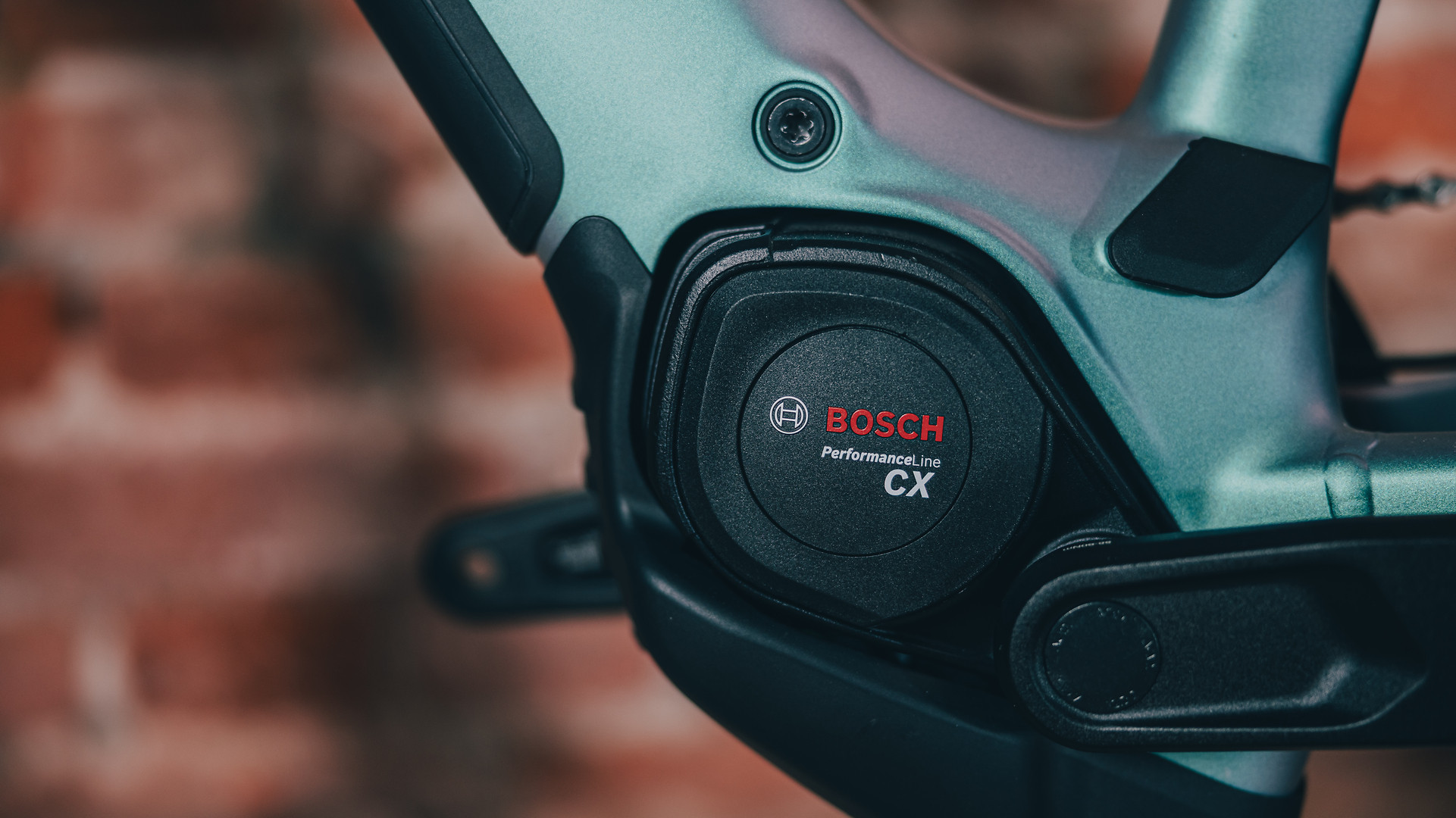 Detajl integriranega motorja Bosch Performance Line CX na e-kolesu Cube.
