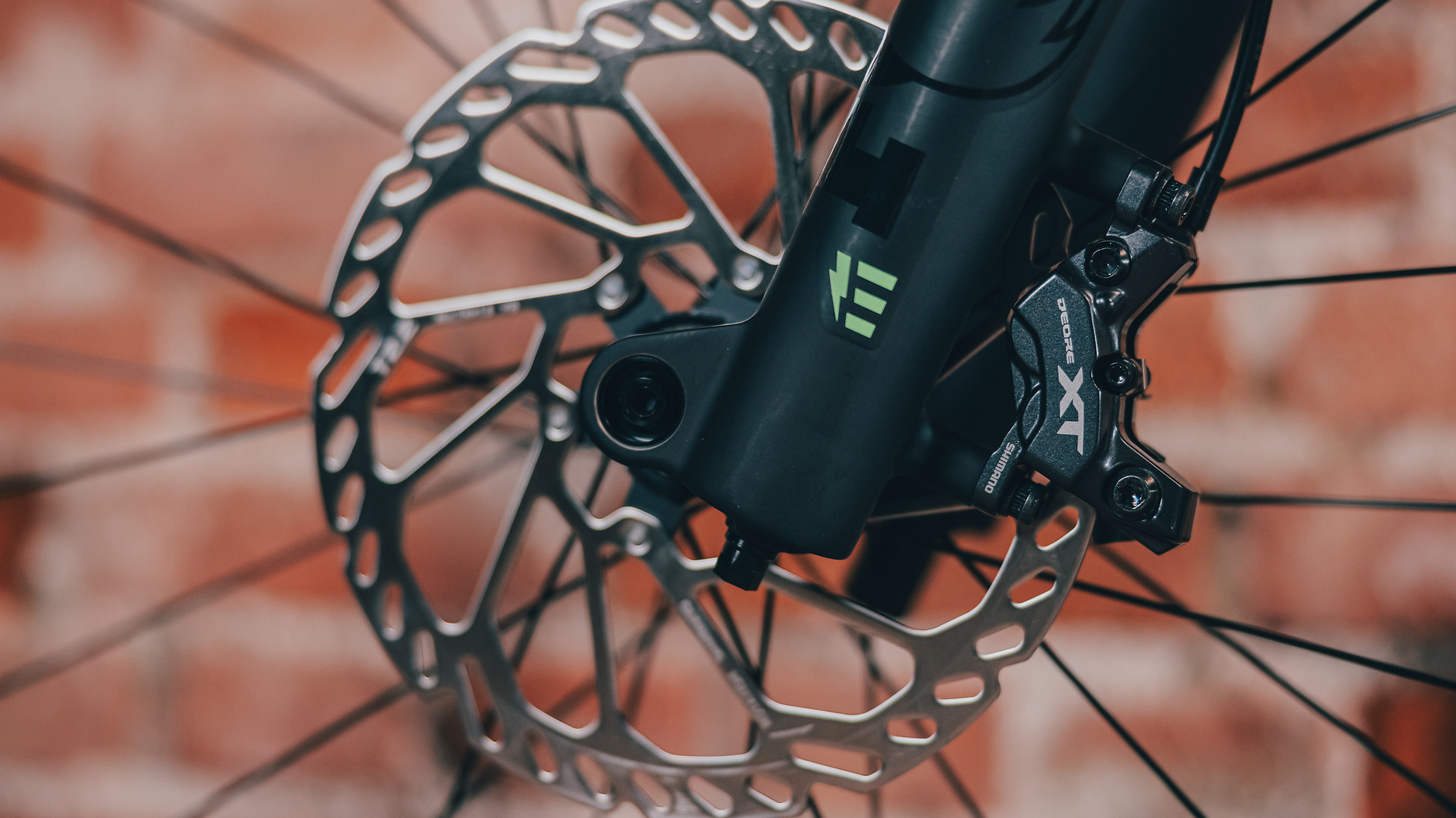Bližnji posnetek 4-batne hidravlične disk zavore Shimano XT na električnem gorskem kolesu CUBE Stereo Hybrid ONE44 HPC SLX