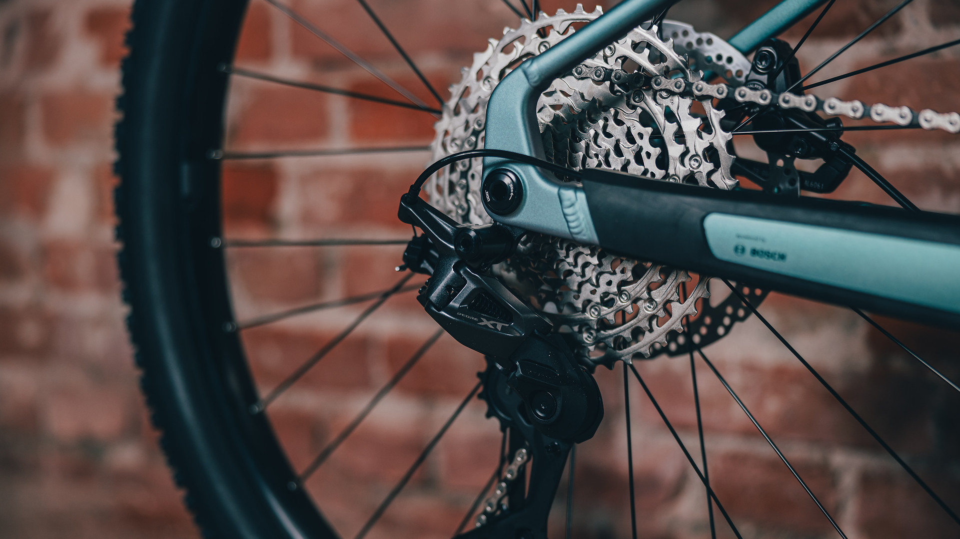 cube kolesa, detajl vrhunskega zadnjega menjalnika Shimano XT na modelu Cube Reaction Hybrid Polarlight