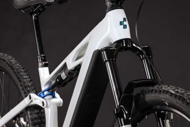 CUBE Stereo Hybrid ONE44 HPC Pro 800 metallicwhite 'n' blue 2027 kolo