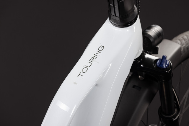 CUBE Touring Hybrid ONE 600 metallicwhite 'n' chrome 2027 kolo