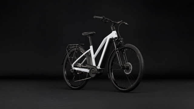 CUBE Touring Hybrid ONE 600 metallicwhite 'n' chrome 2027 kolo