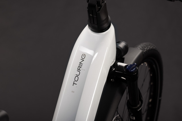 CUBE Touring Hybrid ONE 600 metallicwhite 'n' chrome 2027 kolo