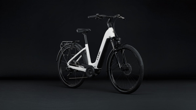 CUBE Touring Hybrid ONE 600 metallicwhite 'n' chrome 2027 kolo