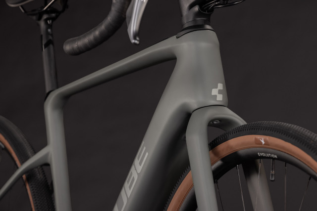 CUBE Nuroad Hybrid C:62 Race 400X oldgrey 'n' grey 2027 gravel kolo