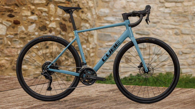 CUBE Attain Pro surfblue 'n' black 2027 kolo