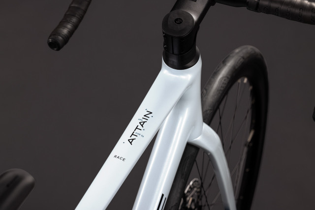 CUBE Attain Race glacier 'n' black 2027 kolo