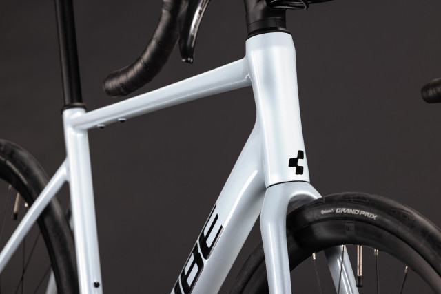 CUBE Attain Race glacier 'n' black 2027 kolo