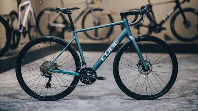 CUBE Attain Race smaragdgrey 'n' white 2027 kolo