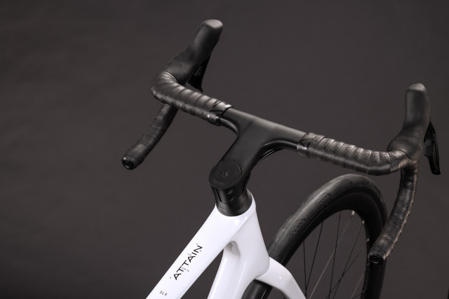 CUBE Attain C:62 SLX metallicwhite 'n' black 2027 kolo