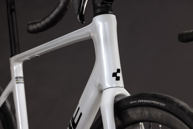CUBE Attain C:62 SLX metallicwhite 'n' black 2027 kolo