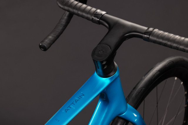 CUBE Attain C:62 SLX bali 'n' blue 2027 kolo