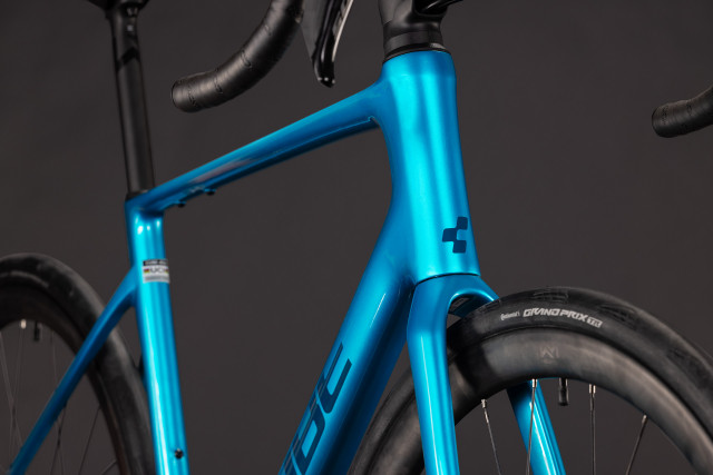 CUBE Attain C:62 SLX bali 'n' blue 2027 kolo