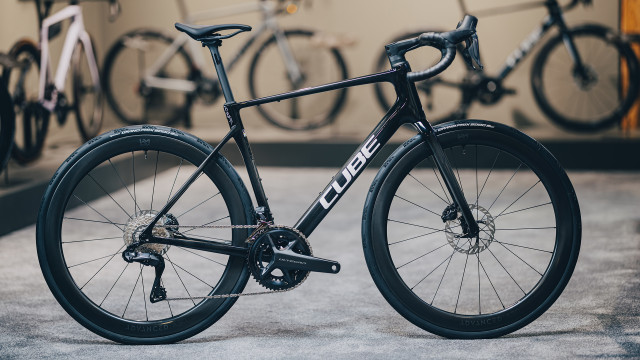 CUBE Attain C:62 SLT carbon 'n' white 2027 kolo
