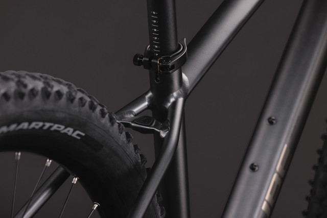 CUBE Aim SLX slateblack 'n' chrome 2027 kolo
