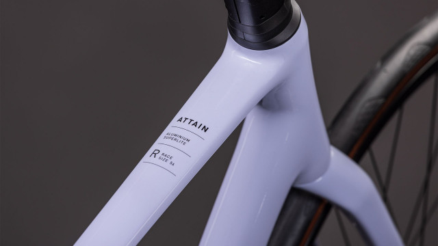 Cube Attain Race cyclamen´n´black 2026 Kolo
